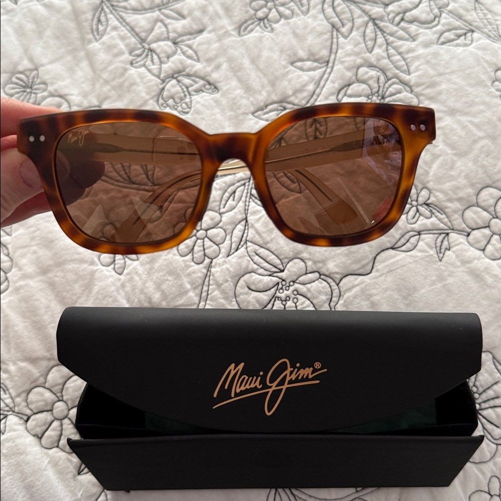 New Maui Jim Black Sunglasses Holder and sunglasses